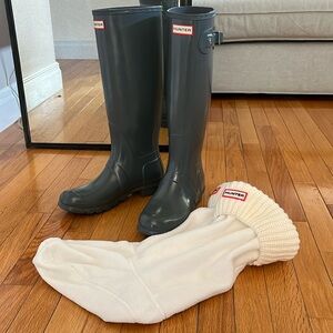 HUNTER rain boots and socks. Gloss finish, gray boot, cream sock. 8M